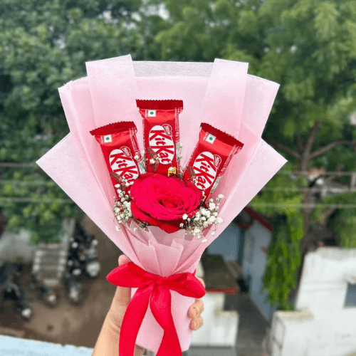 Mini Love Bloom – KitKat & Single Rose Bouquet
