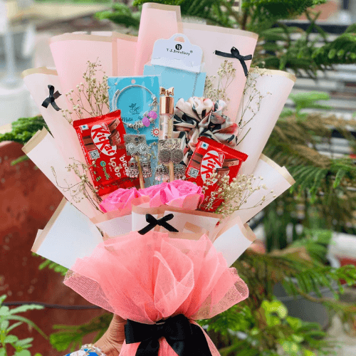 Pretty in Pink – Accessories, Chocolate & Rose Gift Bouquet